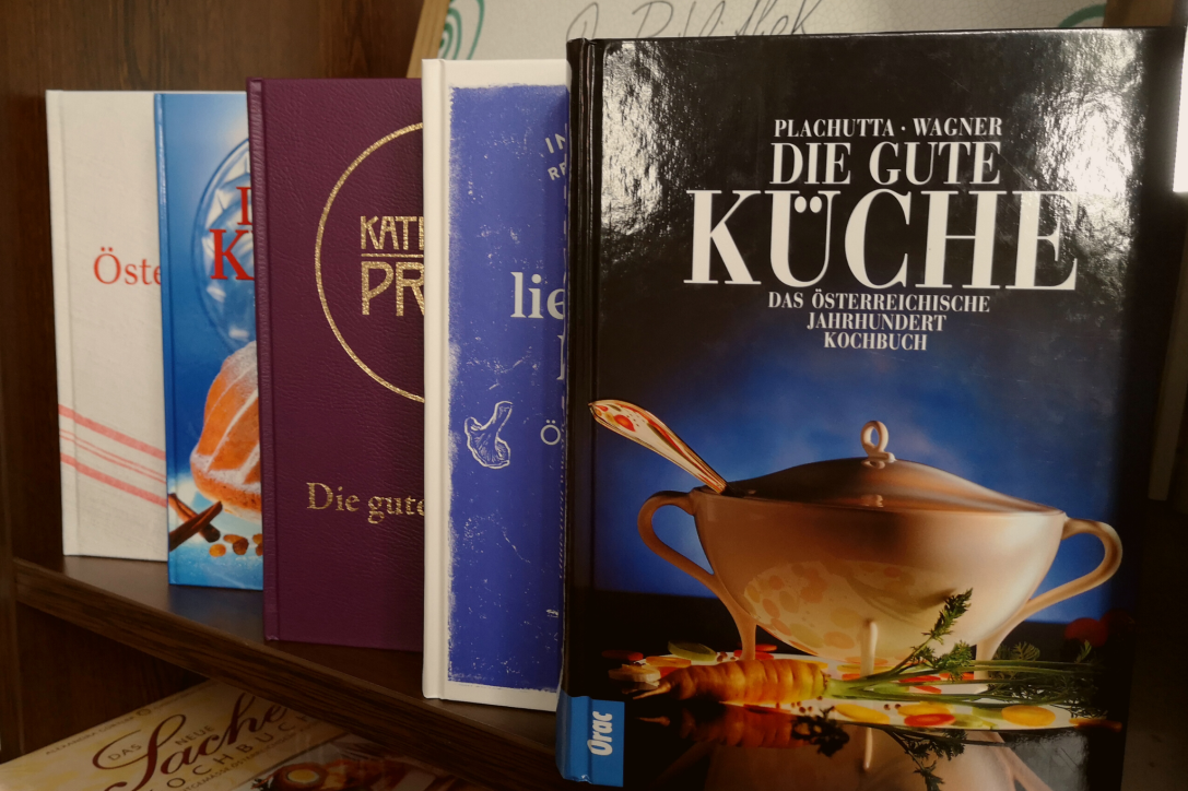 5 Kochbücher nebeneinander, beginnend mit Guter Küche