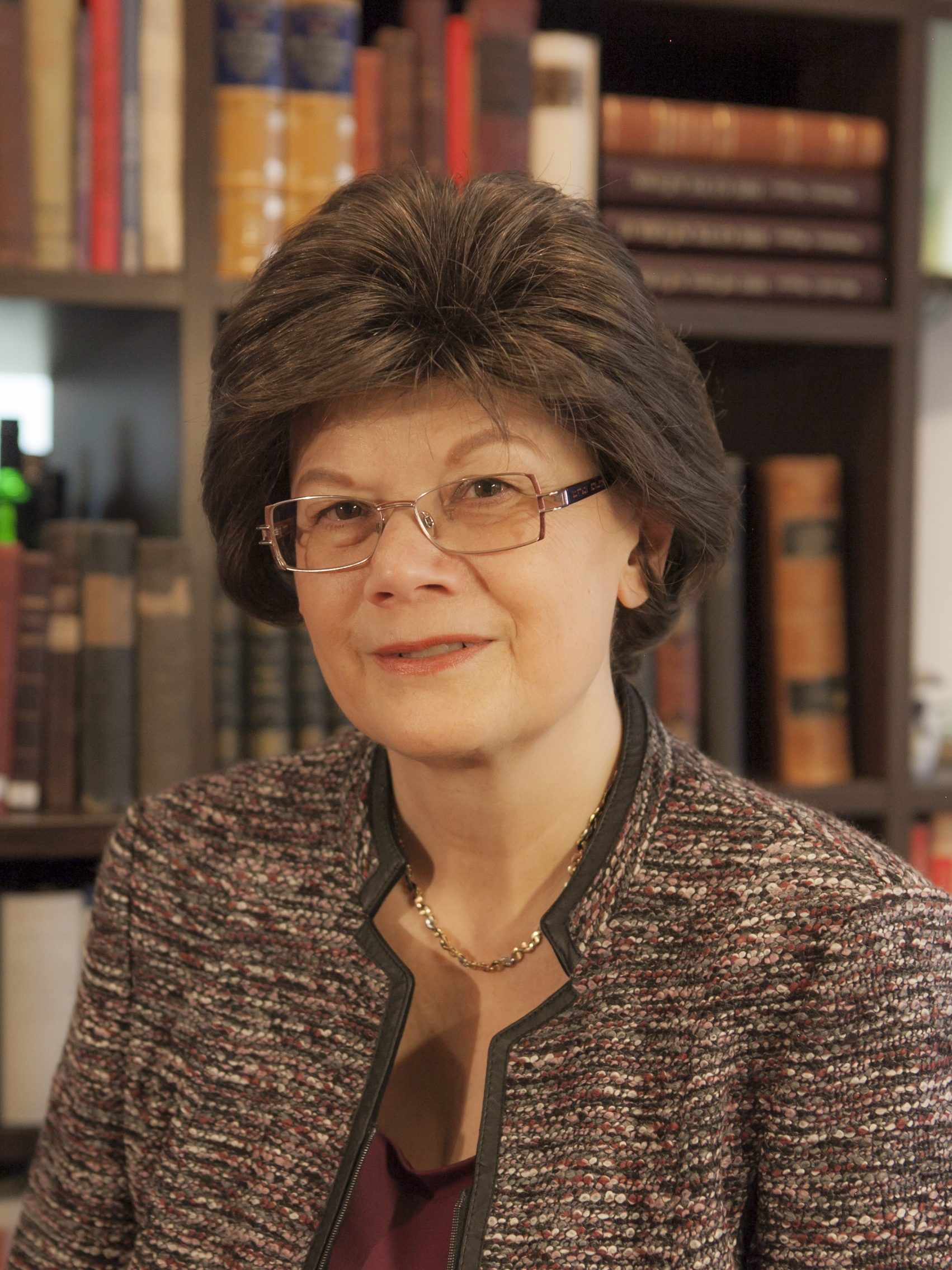 Renate Wagner-Wittula in der Bibliothek (c) Ruth Wagner