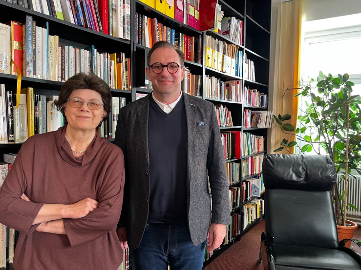 Renate Wagner-Wittula und Thomas Stern (SLUB Dresden) bei der Übergabe der Sammlung